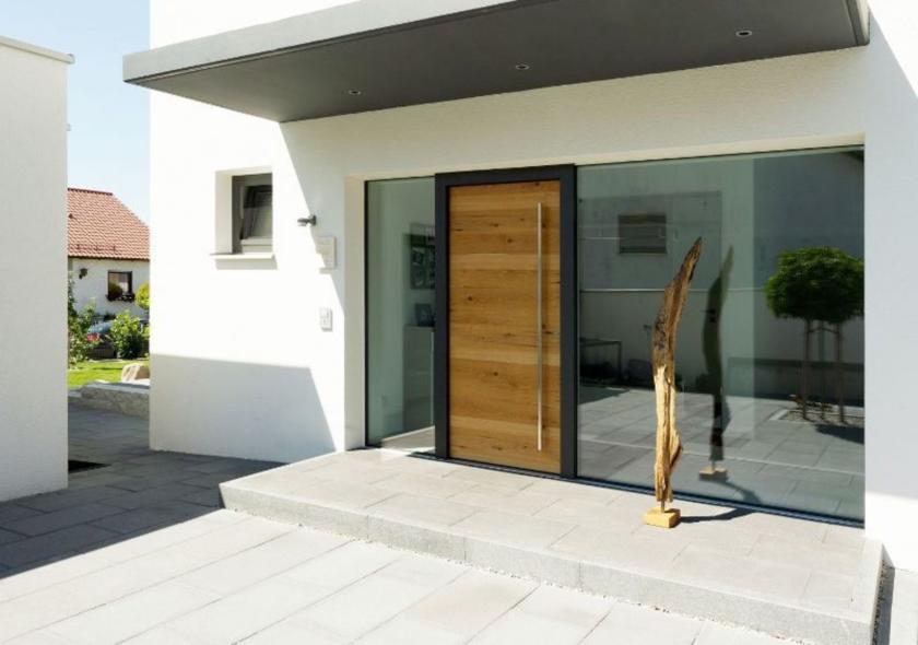 Haustür Holz mit dunklem Rahmen 